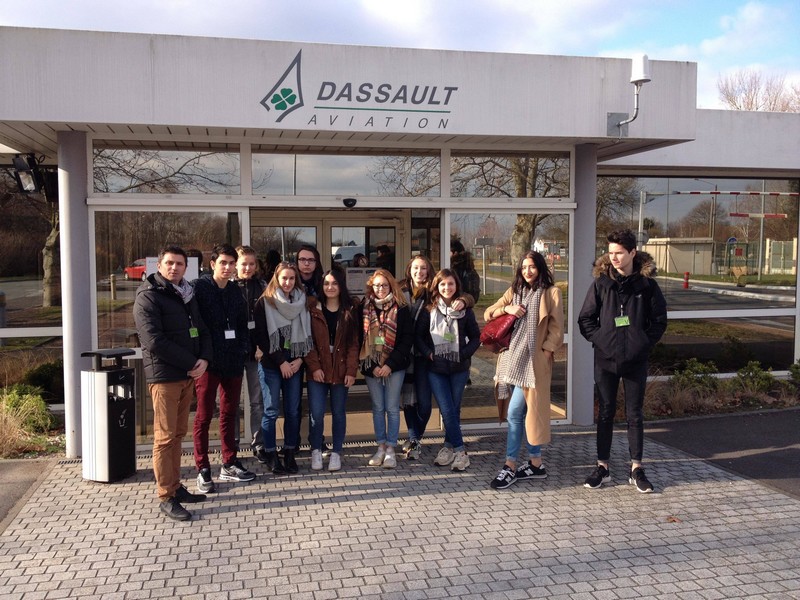 Illustration de l'article : Les lycéens de Niort en visite chez Dassault Aviation