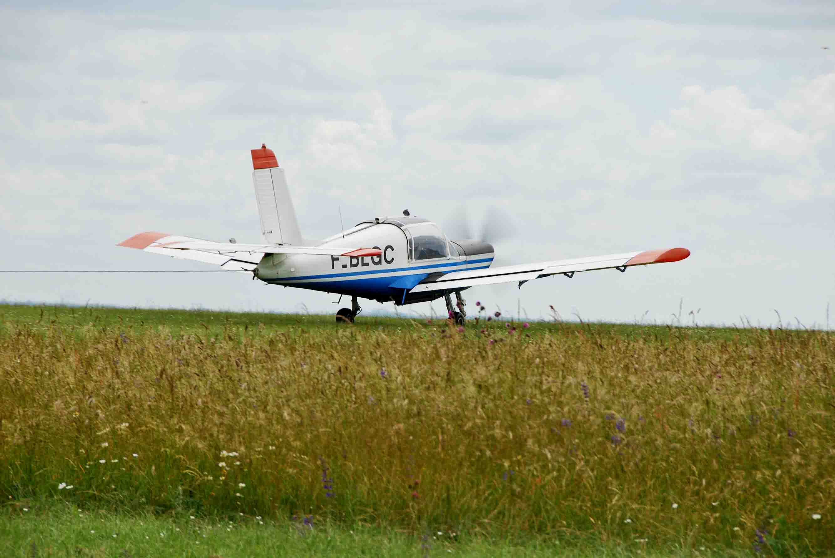 photo d'un avion au sol avec un câble pour tirer un planeur